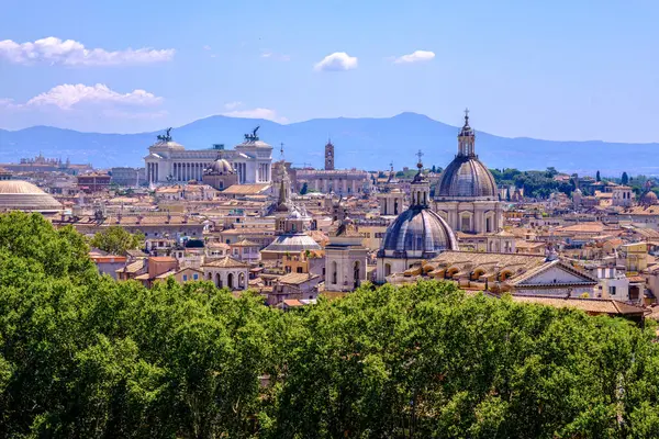 Roma, IT - 11 Ağustos 2023: Roma Castel Sant Angelo 'nun tepesinden ufuk çizgisi
