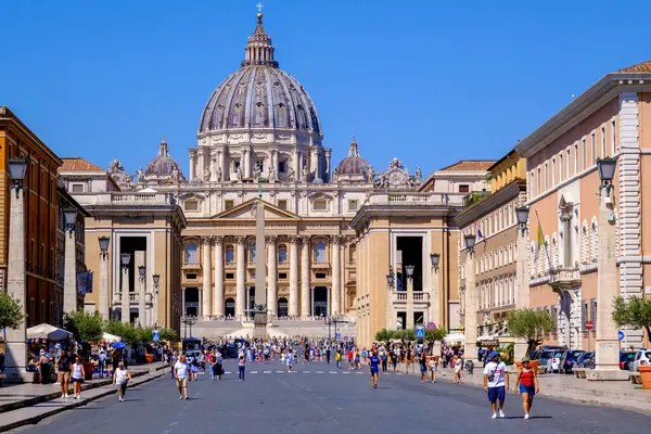 Roma, IT - 11 Ağustos 2023 Via della Conciliazione ve St. Peter Bazilikası