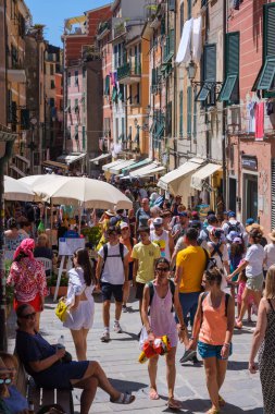 Vernazza, IT - 26 Temmuz 2023: Vernazza ana caddesinde çok sayıda turist yürüyor