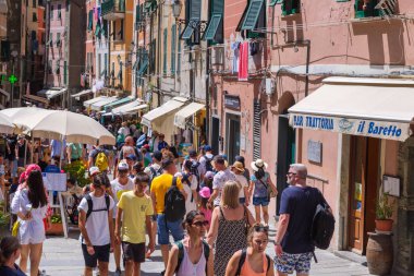 Vernazza, IT - 26 Temmuz 2023: Vernazza ana caddesinde çok sayıda turist yürüyor
