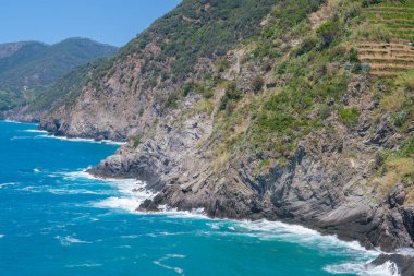 Vernazza 'daki turkuaz su ve dağlar, Cinque Terre, İtalya