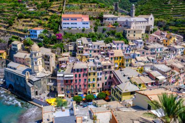 Vernazza, IT - 26 Temmuz 2023: Cinque Terre 'deki Vernazza köyünün üst manzarası