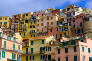 Manarola, IT - 25 Temmuz 2023: Manarola köyünde renkli evler