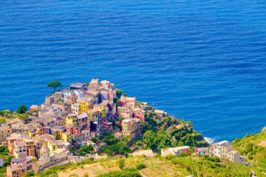 Corniglia, IT - 25 Temmuz 2023: Cinque Terre 'deki Corniglia köyünün üst manzarası