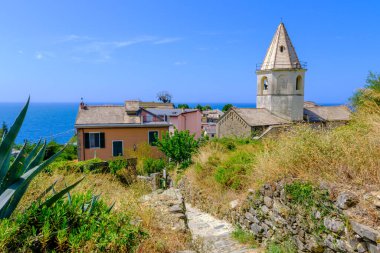 Corniglia, IT - 25 Temmuz 2023: Corniglia 'da yol ve kilise gezisi