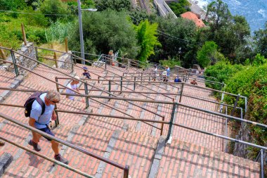 Corniglia, IT - 25 Temmuz 2023: Tren istasyonundan kasabaya merdivenler