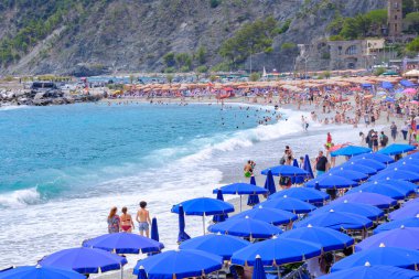 Monterosso al Mare, IT - 25 Temmuz 2023: Yazın plajda insanlar