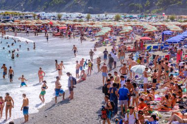 Monterosso al Mare, IT - 25 Temmuz 2023: Yazın plajda insanlar