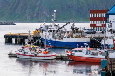 Honningsvag, Norveç - 15 Temmuz 2023: Norveç 'in kuzeyindeki Honningsvag köyünde balıkçı tekneleri