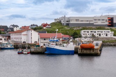 Honningsvag, Norveç - 15 Temmuz 2023: Norveç 'in kuzeyindeki Honningsvag köyünde balıkçı tekneleri