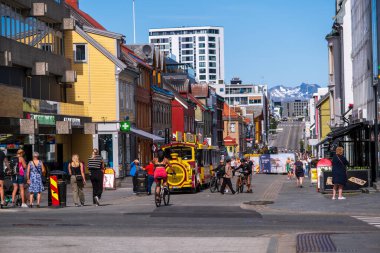 Tromso, Norveç - 16 Temmuz 2023: Storgata Caddesi 'ndeki insanlar