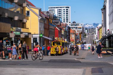 Tromso, Norveç - 16 Temmuz 2023: Storgata Caddesi 'ndeki insanlar