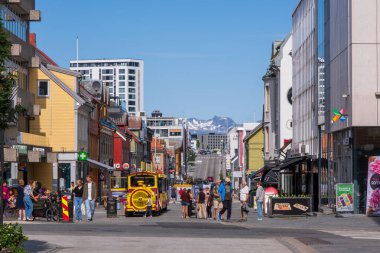 Tromso, Norveç - 16 Temmuz 2023: Storgata Caddesi 'ndeki insanlar