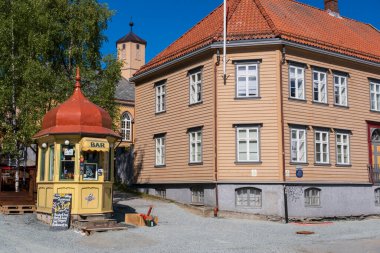 Tromso, Norveç - 16 Temmuz 2023: Storgata Caddesi 'ndeki ahşap bina