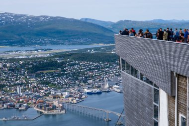 Tromso, Norveç - 16 Temmuz 2023: Storsteinen Dağı 'nın tepesinden Tromso' ya bakan turistler