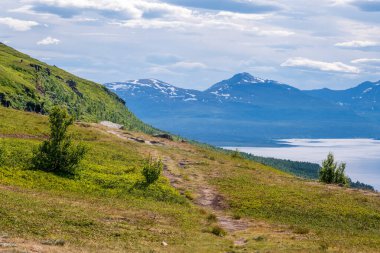 Tromso, Norveç yakınlarındaki Storsteinen Dağı 'nın tepesinden görüntü