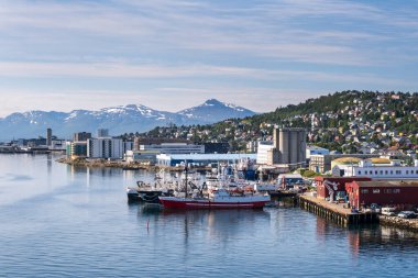 Tromso, Norveç - 16 Temmuz 2023: Tromso şehrinin yazın genel görünümü
