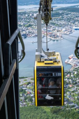 Tromso, Norveç - 16 Temmuz 2023: Gondol teleferiği Storsteinen dağına çıktı