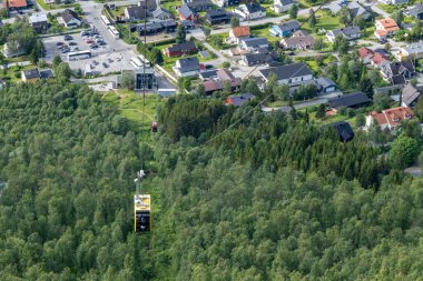 Tromso, Norveç - 16 Temmuz 2023: Gondol teleferiği Storsteinen dağına çıktı