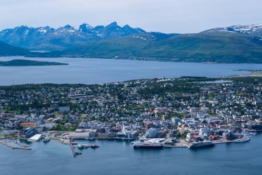 Tromso, Norveç - 16 Temmuz 2023: Storsteinen Dağı 'nın tepesinden Tromso' ya bakın