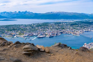 Tromso, Norveç - 16 Temmuz 2023: Storsteinen Dağı 'nın tepesinden Tromso' ya bakın