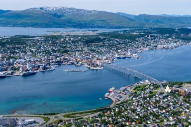 Tromso, Norveç - 16 Temmuz 2023: Storsteinen Dağı 'nın tepesinden Tromso' ya bakın