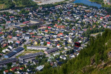 Tromso, Norveç - 16 Temmuz 2023: Storsteinen Dağı 'nın tepesinden Tromso' ya bakın