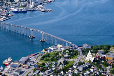 Tromso, Norveç - 16 Temmuz 2023: Storsteinen Dağı 'nın tepesinden Tromso' ya bakın