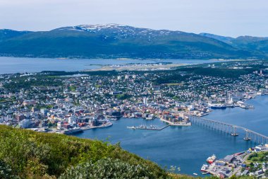 Tromso, Norveç - 16 Temmuz 2023: Storsteinen Dağı 'nın tepesinden görüntü