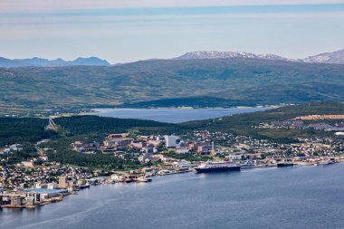 Tromso, Norveç - 16 Temmuz 2023: Storsteinen Dağı 'nın tepesinden Tromso' ya bakın