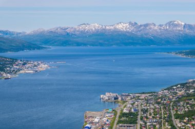 Tromso, Norveç - 16 Temmuz 2023: Storsteinen Dağı 'nın tepesinden Tromso' ya bakın