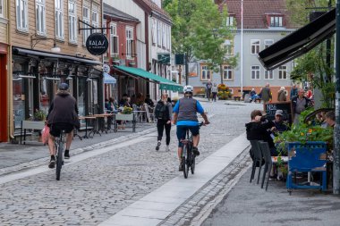 Trondheim, Norveç - 13 Temmuz 2023: Nedre Baklandet Caddesi, Old Town