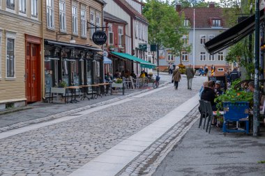 Trondheim, Norveç - 13 Temmuz 2023: Nedre Baklandet Caddesi, Old Town