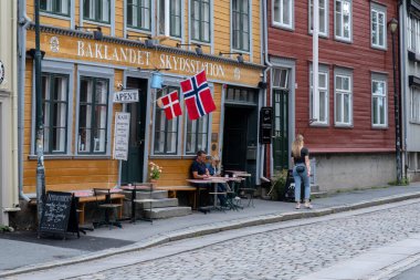 Trondheim, Norveç - 13 Temmuz 2023: Nedre Baklandet Caddesi, Old Town