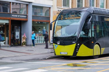 Trondheim, Norveç - 13 Temmuz 2023: Trondheim 'da AtB şehir otobüsü