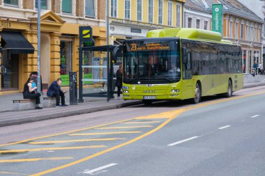 Trondheim, Norveç - 13 Temmuz 2023: Trondheim 'da AtB şehir otobüsü