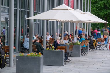 Trondheim, Norveç - 13 Temmuz 2023: Kafe terasında oturan insanlar