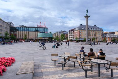 Trondheim, Norveç - 13 Temmuz 2023: Trondheims pazar karesi