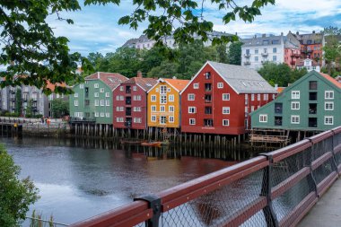 Trondheim, Norveç - 13 Temmuz 2023: Trondheim 'da ünlü ahşap renkli evler