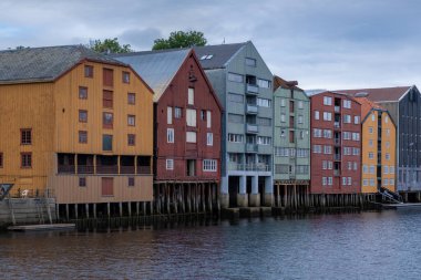 Trondheim, Norveç - 13 Temmuz 2023: Trondheim 'da ünlü ahşap renkli evler