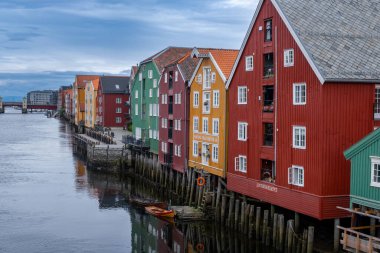 Trondheim, Norveç - 13 Temmuz 2023: Trondheim 'da ünlü ahşap renkli evler