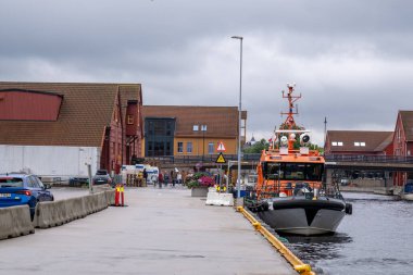 Kristiansand, Norveç - 11 Temmuz 2023: Kristiansand 'daki Fiskebrygga Balık Rıhtımı