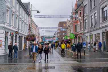 Kristiansand, Norveç - 11 Temmuz 2023: Markens Gate Caddesi çok sayıda mağaza ve restoran