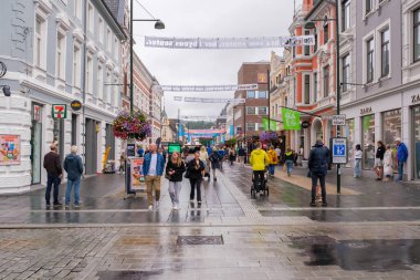 Kristiansand, Norveç - 11 Temmuz 2023: Markens Gate Caddesi çok sayıda mağaza ve restoran