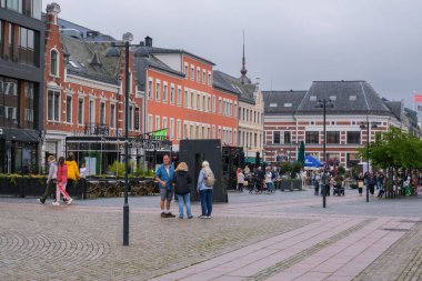 Kristiansand, Norveç - 11 Temmuz 2023: Radhusgata sokak esprisi çok sayıda mağaza ve restoran