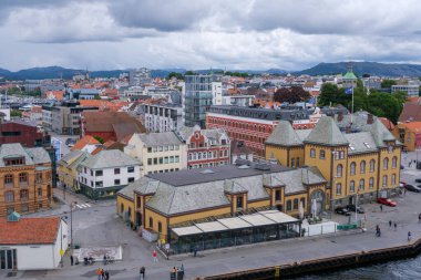 Stavanger, Norveç - 21 Temmuz 2023: Stavanger tarihi bölgesi üzerinde hava görüşü