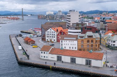 Stavanger, Norveç - 21 Temmuz 2023: Stavanger tarihi bölgesi üzerinde hava görüşü