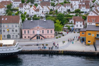 Stavanger, Norveç - 21 Temmuz 2023: Stavanger tarihi bölgesi üzerinde hava görüşü