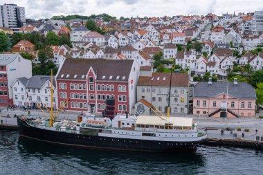 Stavanger, Norveç - 21 Temmuz 2023: Stavanger tarihi bölgesi üzerinde hava görüşü