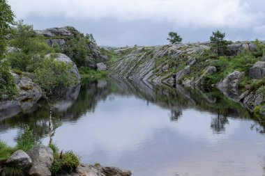 Norveç 'teki Preikestolen Minpit Rock' a giden yolda